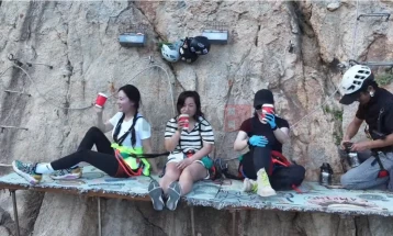 Кафуле сместено на карпа ги освои симпатиите на туристите ширум светот