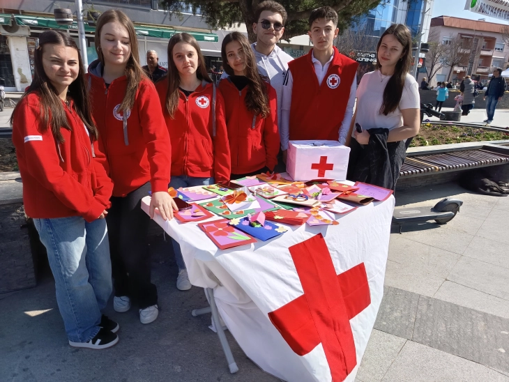 Млади од Кавадарци продаваа декоративни честитки, собраните пари се за помош на социјално загрозено семејство