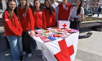 Млади од Кавадарци продаваа декоративни честитки, собраните пари се за помош на социјално загрозено семејство