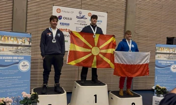 Џефри Гил со злато на 100 метри на Светското првенство во ледено пливање