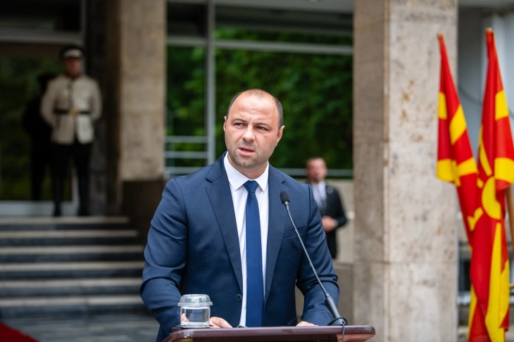 Мисајловски во посета на касарната „Јане Сандански“ во Штип