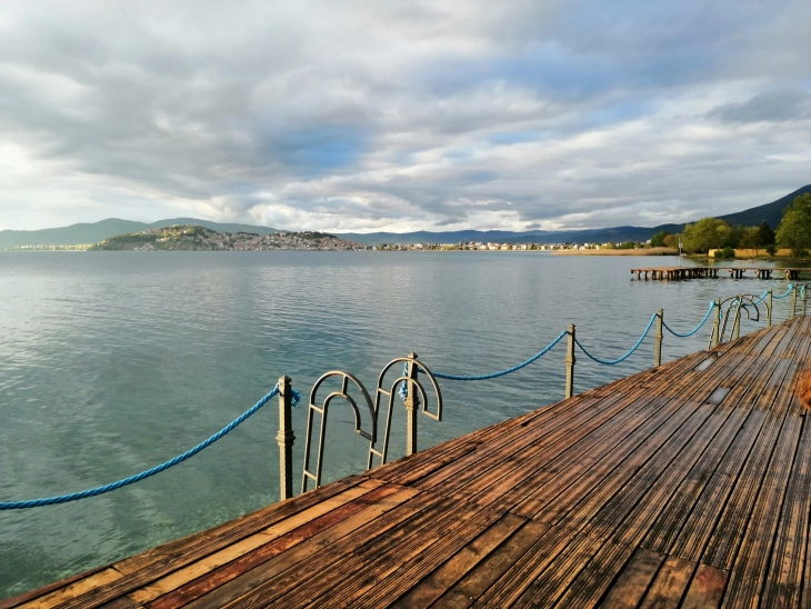 Променливо облачно време, наместа со локален дожд