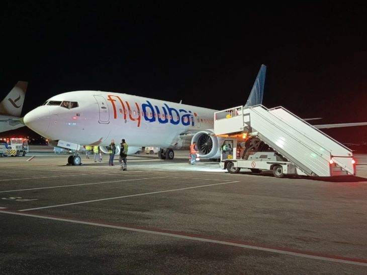 Пристигна авионот од Дубаи со првата група евакуирани македонски државјани