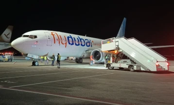 Пристигна авионот од Дубаи со првата група евакуирани македонски државјани