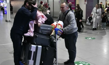 По успешната евакуација од Дубаи, во вторник се очекува уште еден авион од Емиратите,  се работи и на извлекување наши граѓани од Бахреин, Катар и Кувајт