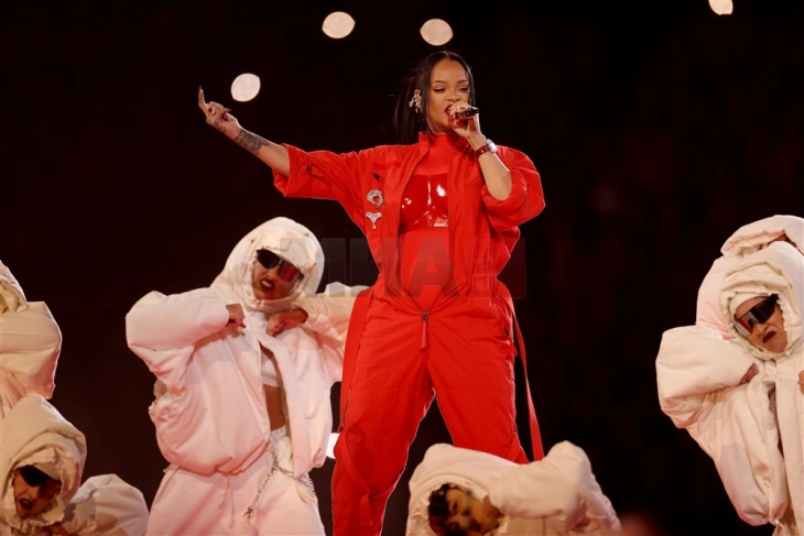 Приведена 30-годишна жена по пукање врз луксузната вила на Ријана во Лос Анџелес