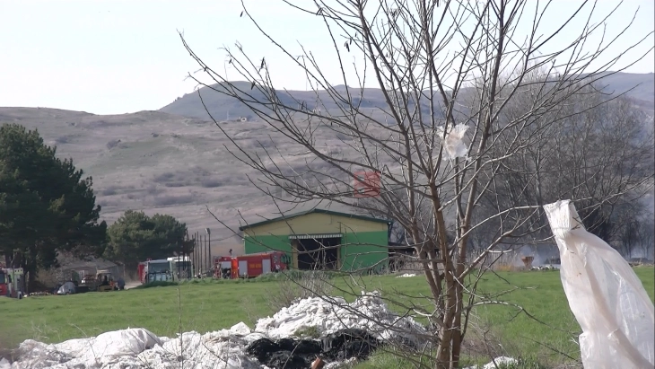 Пожар во дел од магацин во близина на карбинското село Таринци