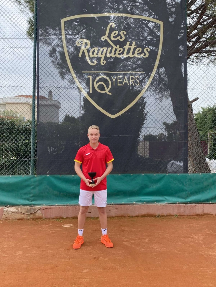 Младиот тенисер Алексовски со победничкиот пехар во Солун