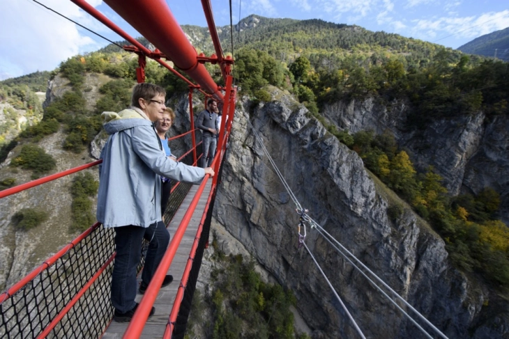 Процепот на планината во јужна Швајцарија се шири, опасност за блиско село