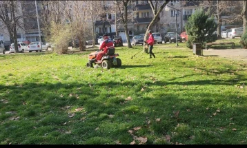 Се косат тревни површини низ општина Кисела Вода