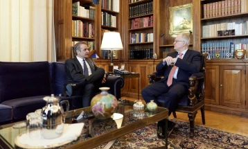 Грција ќе воведе плафон на профитната маржа на горивата и на производите во супермаркетите