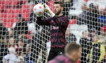 Де Хеа го поддржа голманот на Тотенхем Кински, кој прими три гола за 17 минути во ЛШ