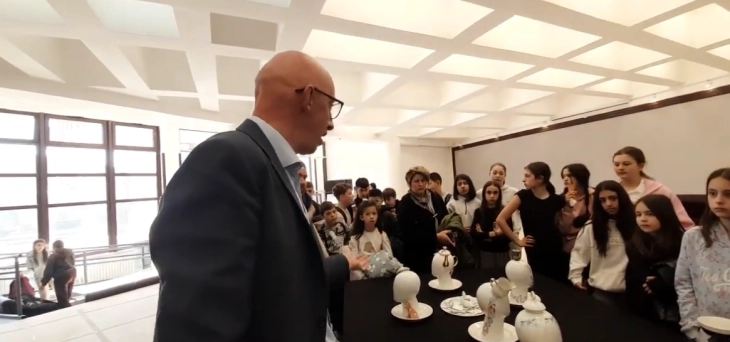 Во Делчево отворена изложбата „Куќата на порцеланот“ од Филип Фидановски