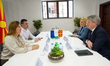 Средба на Божиновска со директорот на Енергетската заедница Лорковcки