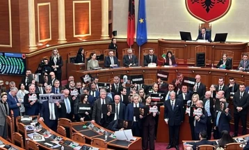 Balluku mbetet deputete, për Berishën votimi është dita më e errët në historinë e Shqipërisë