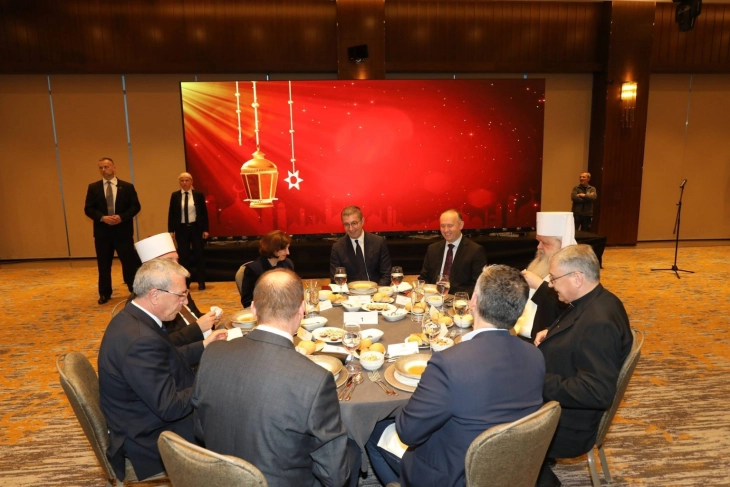 Mickoski: Në emër të Qeverisë, patëm nderin të organizojmë një darkë iftari, një moment bashkimi, respekti dhe lidhje shpirtërore