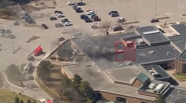 Një burrë i armatosur u qëllua për vdekje pasi hyri me automjet në një sinagogë në Vest Blumfild, në periferi të Detroit