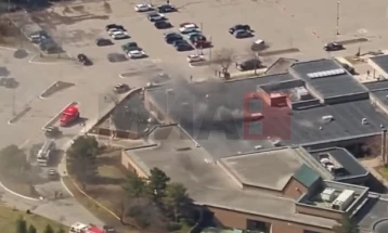 Një burrë i armatosur u qëllua për vdekje pasi hyri me automjet në një sinagogë në Vest Blumfild, në periferi të Detroit