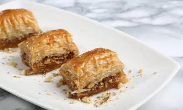 Баклава со плазма и лешници