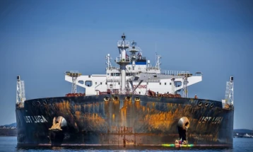 SHBA-ja lejoi blerje të përkohshme të naftës ruse të bllokuar në det