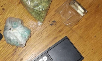 Претрес во скопско, пронајдена дрога, лишено од слобода едно лице