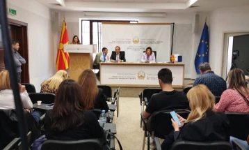 Прес-конференција на министерката Божиновска и директорот на „Окта“ АД - Скопје, Пасхос (во живо)