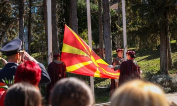 Церемонија на свечено менување на државното знаме во Кабинетот на претседателката Сиљановска-Давкова