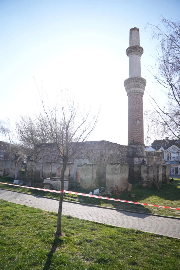 Се чисти и уредува „Чарши џамија“ во центарот на Прилеп