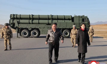 Lideri i Koresë së Veriut, Kim Xhong-un ka ndjekur testimin e sistemeve për lansimin e raketave me vajzën e tij