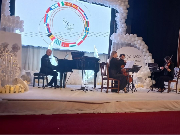 Музичко-поетска претстава на пијанистот Марко Виденовиќ и триото „Мевлем“ во чест на загинатите и повредените во трагичниот пожар