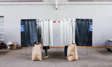 Успех на екстремната десница и социјалистите во првиот круг од локалните избори во Франција