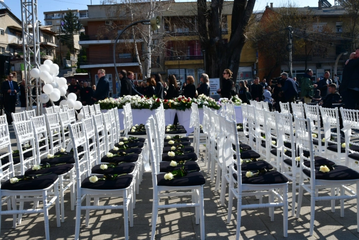 Симболична инсталација „63 бели столчиња - 63 животи“, визуелен споменик на недовршените соништа на загинатите во пожарот во Кочани (фото)