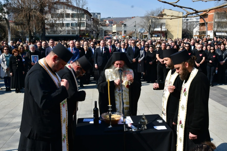 Молитва за упокоените, гласна тишина и шеесет и три столчиња во Паркот на револуцијата во Кочани (фото)