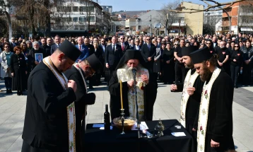 Молитва за упокоените, гласна тишина и шеесет и три столчиња во Паркот на револуцијата во Кочани (фото)