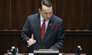 Шикорски: Некои веќе шират приказни дека ЕУ е поголема закана за Полска од Путин