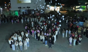 Кумановци вечерва  на градскиот плоштад им оддадоа почит на загинатите од пожарот во дискотеката „Пулс“ во Кочани