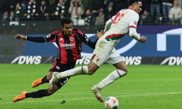 Дефанзивецот на Аугсбург, Бенкс, одби повик во репрезентацијата на САД