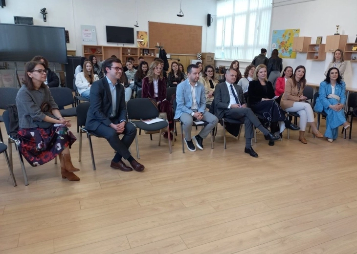 Делегација на секцијата на Собранието во ПС на франкофонијата ги посети билингвалните паралелки на француски јазик во средното училиште „Васил Антевски Дрен“