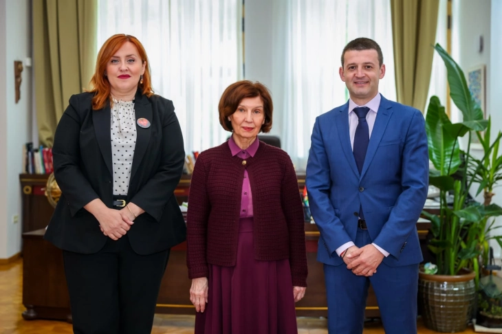 Средба на Сиљановска-Давкова со Зорица Митровиќ, претседателка на Националниот совет на македонското национално малцинство во Србија и Марјан Јованоски, секретар на Советот