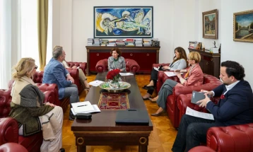 Siljanovska-Davkova priti përfaqësuesit e Entit Shtetëror për Revizion