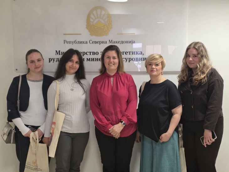 Ученичките од „Ѓорѓи Димитров“ наградени за документарецот за македонскиот рубин на средба со министерката Божиновска