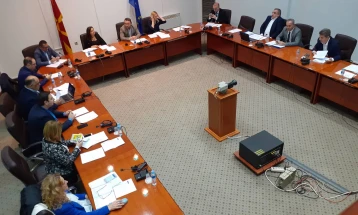 Државниот јавен обвинител не може да има двојно државјанство, изгласаа пратениците на собраниската Комисија за политички систем и односи меѓу заедниците