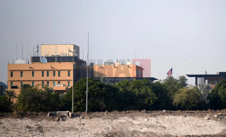 Kataib Hezbollahu i Irakut njofton ndërprerje pesëditore të sulmeve ndaj ambasadës së ShBA-së