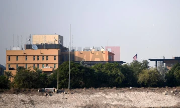 Kataib Hezbollahu i Irakut njofton ndërprerje pesëditore të sulmeve ndaj ambasadës së ShBA-së