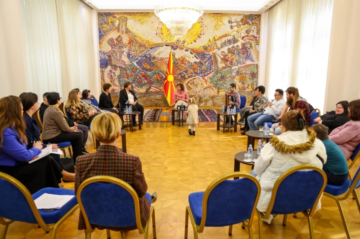 Siljanovska-Davkova: Nevojitet mbështetje më e madhe institucionale për përfshirjen e personave me sindromën Daun