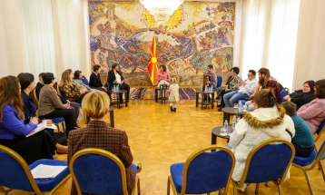 Siljanovska-Davkova: Nevojitet mbështetje më e madhe institucionale për përfshirjen e personave me sindromën Daun