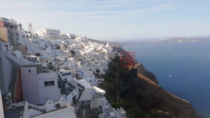 Затворен патот до пристаништето на грчкиот остров Санторини поради лизгање на земјиштето