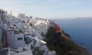 Затворен патот до пристаништето на грчкиот остров Санторини поради лизгање на земјиштето