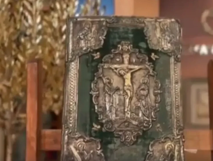 Во Атина уапсен сопственик на галерија под сомнение дека продавал фалсификувани уметнички дела, но и Евангелие од 18 век