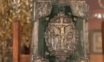 Во Атина уапсен сопственик на галерија под сомнение дека продавал фалсификувани уметнички дела, но и Евангелие од 18 век